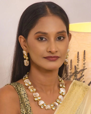 Short Stylish Mother of Pearl Necklace Set