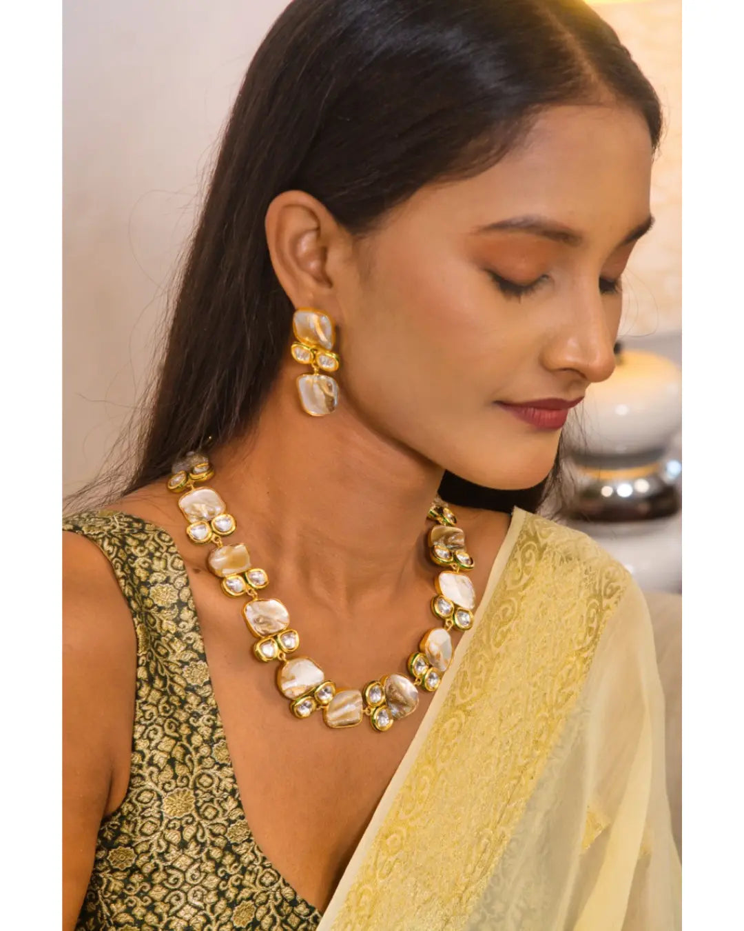 Short Stylish Mother of Pearl Necklace Set