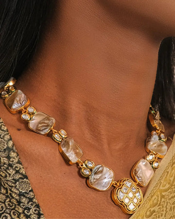 Short Necklace Pretty Mother Of Pearl with Kundan Pendent