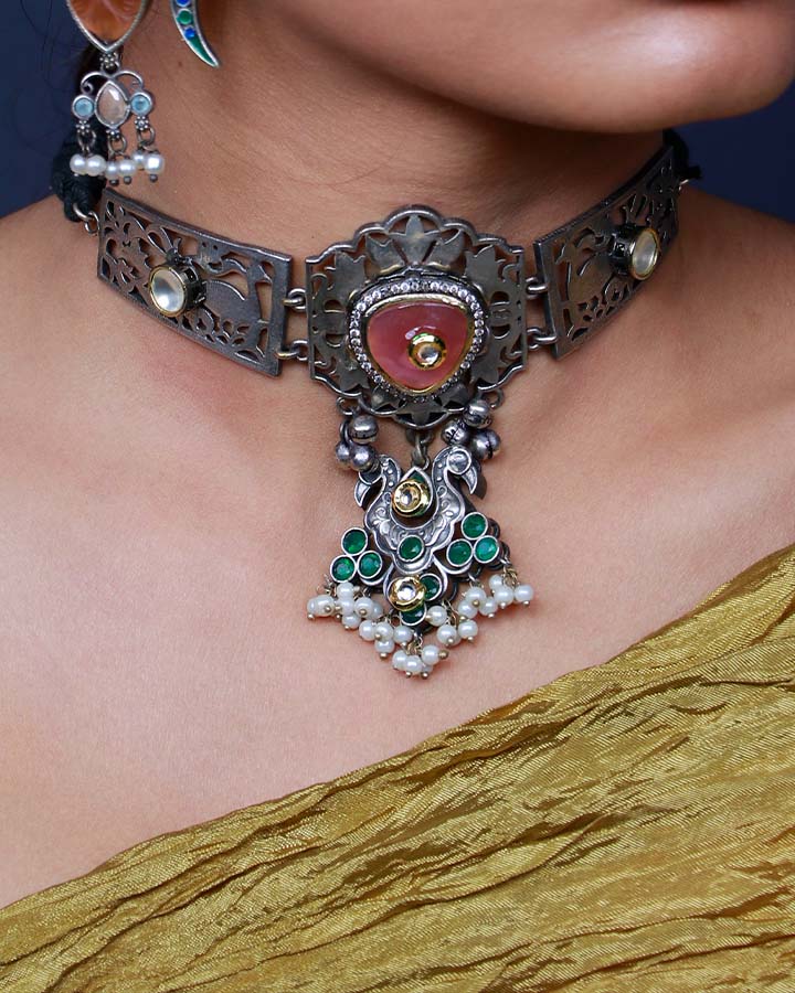 Fusion statement oxidized stone choker