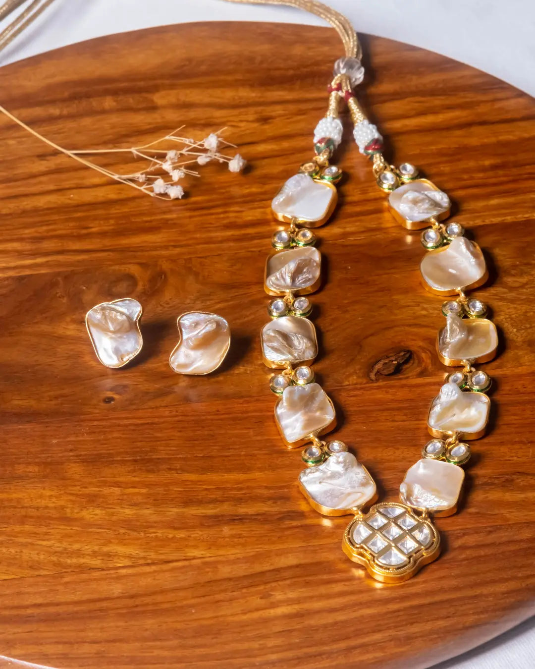 Short Necklace Pretty Mother Of Pearl with Kundan Pendent